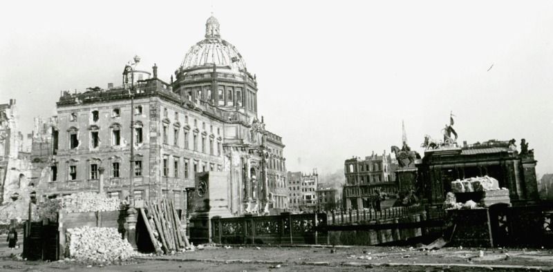 Bildvergrößerung: Das Berliner Schloss nach dem Ende der Kämpfe Anfang Mai 1945. Im Vordergrund sind noch Panzersperren zu erkennen