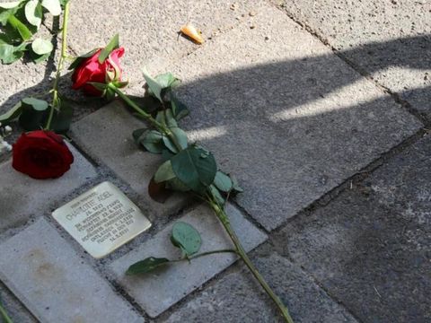 Rosen am Stolperstein zu Ehren von Charlotte Adel