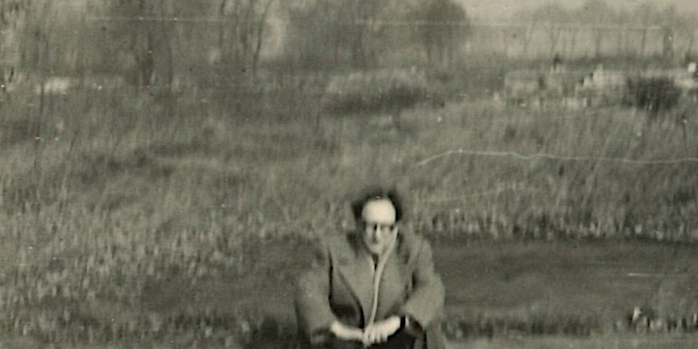 Rudolf Dörrier in den baulichen Überresten des ehemaligen KZ-Außenlagers Falkensee, 1959
