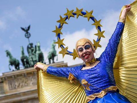 Abbildung der Fantasifigur Europinia in Europakostüm