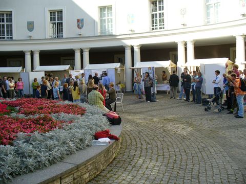 Zentrale Informationsveranstaltung "Markt der Angebote" am 24.9.2007 auf dem Rundhof des Rathauses Wilmersdorf