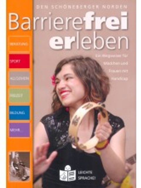 Broschüren-cover mit einer Frau, die auf einem Tamburin spielt mit Schriftzug: Barrierefrei erleben“