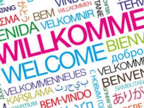 Illustration zum Wort "Willkommen“ in vielen verschiedenen Sprachen und Farben