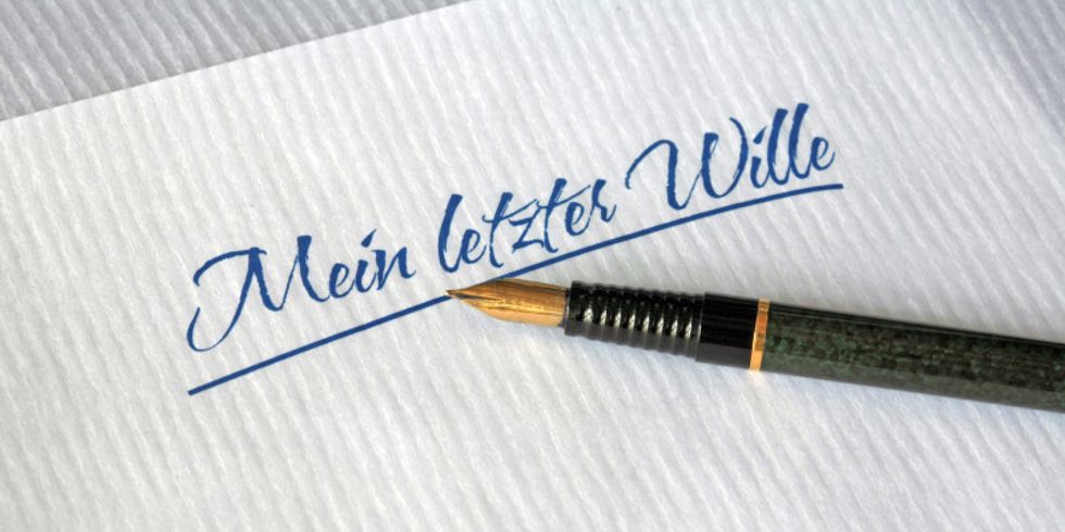 Blatt Papier mit einem Schriftzug "Mein letzter Wille"
