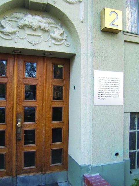 Bildvergrößerung: Der Eingang des Hauses Schulenburgring 2 mit der Gedenktafel von 2015