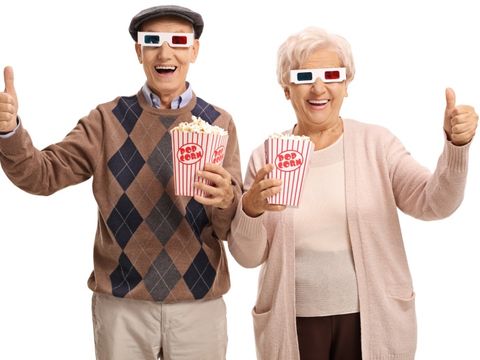 Senioren mit 3d Brille und Popcorn machen Daumen