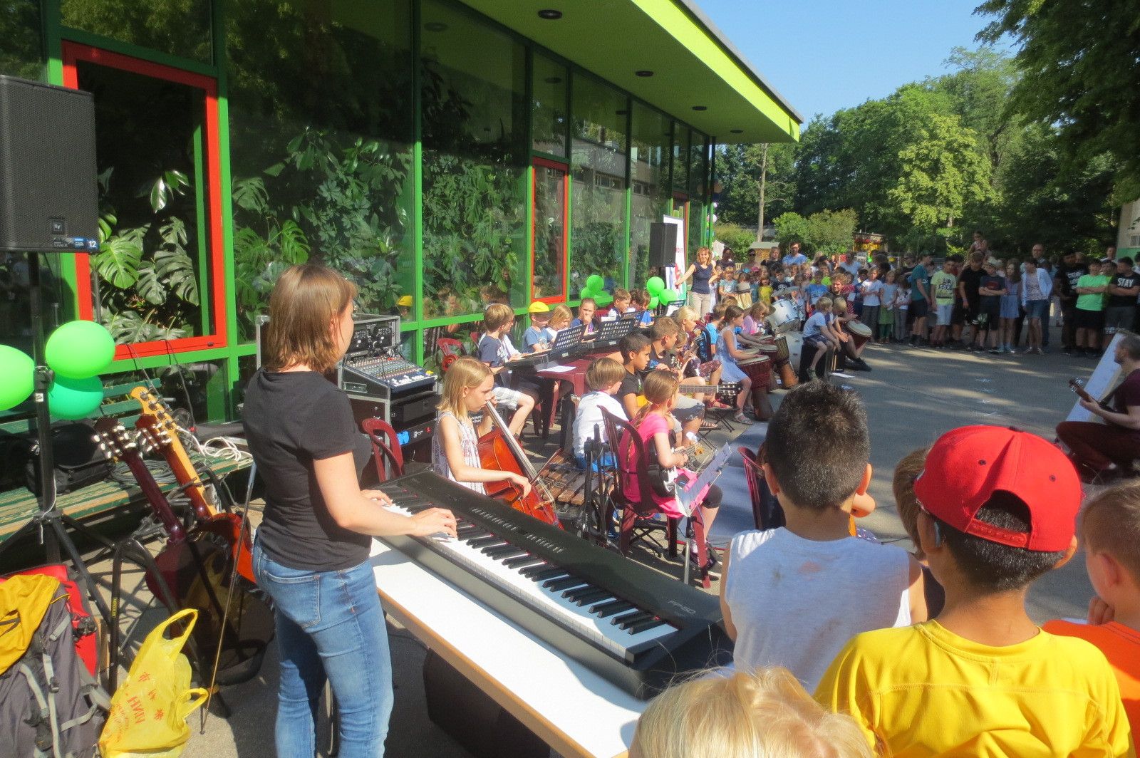 Konzert mit vielen Kindern in der Grundschule an dr Strauchwiese