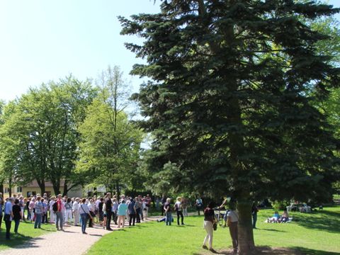 Bildvergrößerung: Menschen versammelt in einem Park.