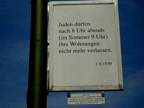 Bildvergrößerung: Foto einer Gedenktafel im Bayerischen Viertel.