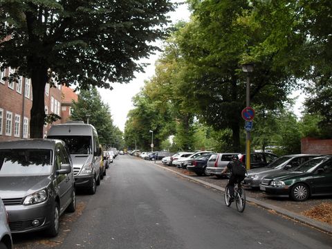 Blick in die Schönstraße, links der Holländerhof, rechts die Parkklinik