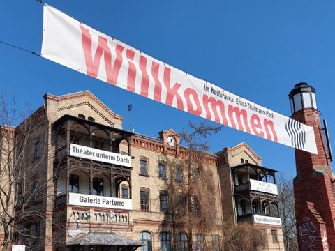 Kulturareal Ernst-Thälmann-Park, Danziger Straße 101, Haus 103, Banner "Willkommen"