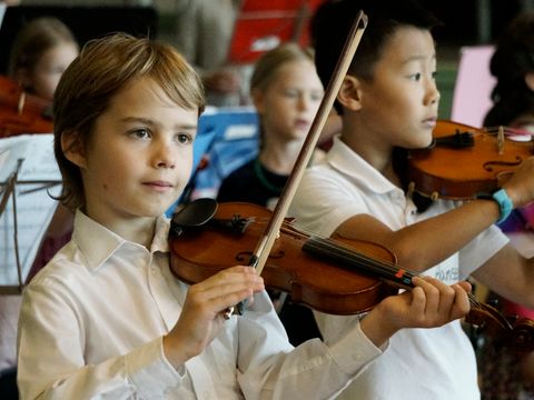 Bildvergrößerung: Zwei Kinder beim Geige spielen