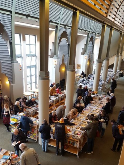 Bildvergrößerung: Bücherflohmarkt in der Humboldt-Bibliothek in Tegel 