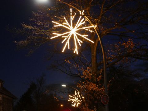 Bildvergrößerung: beleuchteter Weihnachtsstern an einer Laterne in Kladow