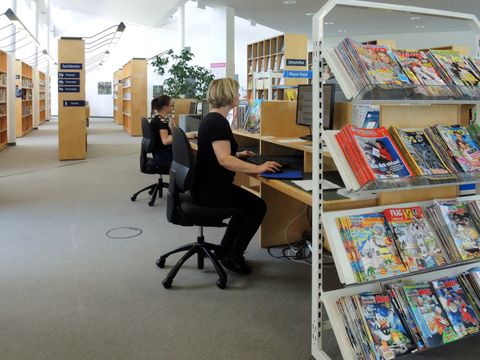Stadtteilbibliothek Karow-Arbeitsplätze-Zeitschriften