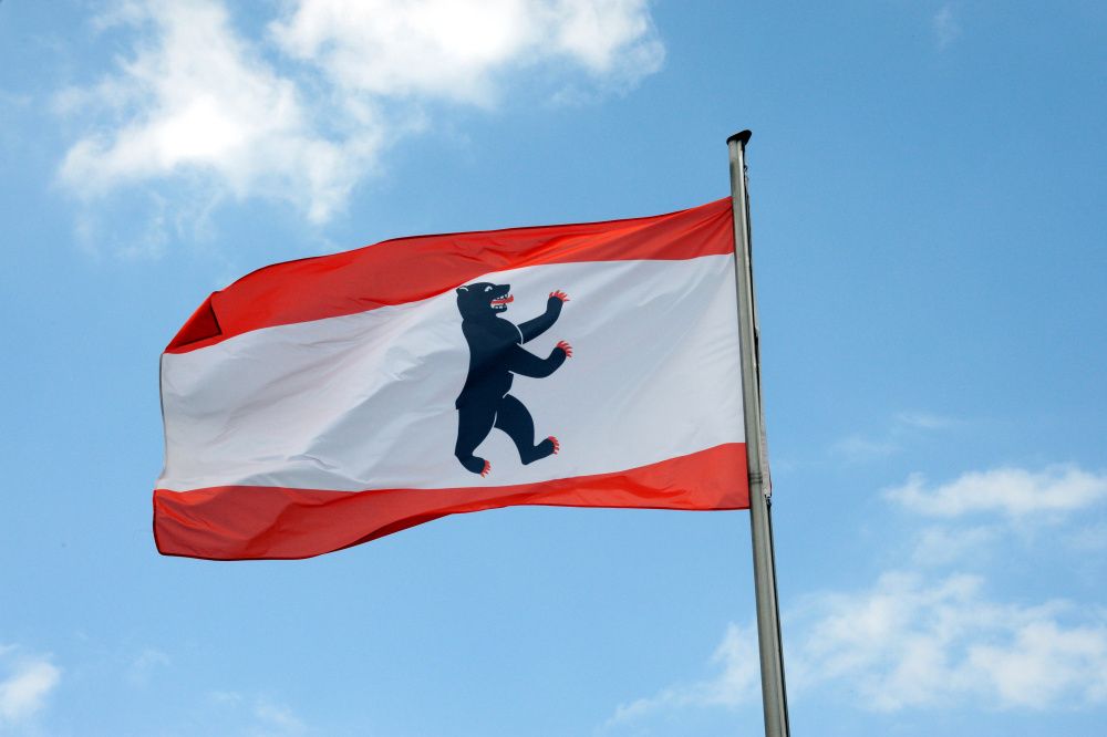 Landesflagge von Berlin mit einem nach rechts schauenden Berliner Bären