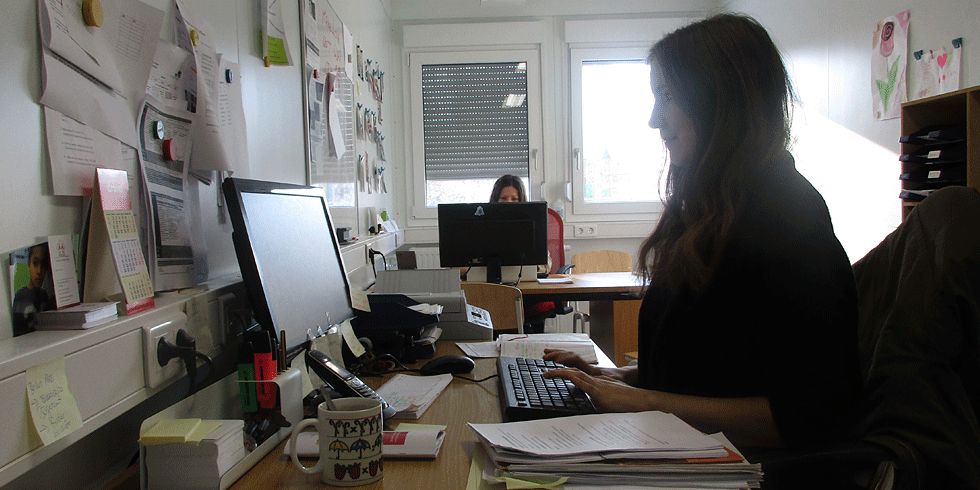 Zwei Frauen arbeiten am Computer im Büro 