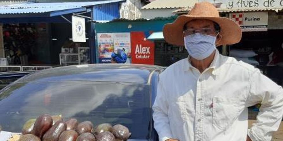 Marktverkäufer mit Maske 
