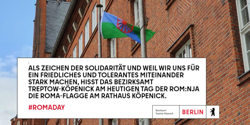 Roma-Flagge vor dem Rathaus Köpenick gehisst
