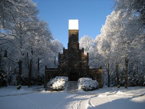 Feierhalle Ansicht im Winter Friedhof in den Kisseln