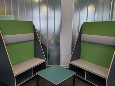 zwei neue mobile Sitzgelegenheit in Grün und Blau
