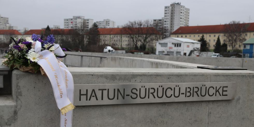 Mit einem gedenkkranz auf derv Neuköllner Hatun-Sürücü-Brücke erinnert der Bezirk an den 