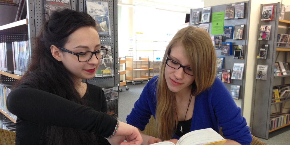 Zwei jungen Frauen schauen in ein Buch