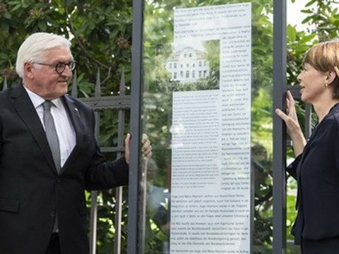 Zur Erinnerung an die Vorbesitzer Hugo und Maria Heymann gab Bundespräsident Frank-Walter Steinmeier eine Gedenktafel in Auftrag, die im Juni 2018 vor der Dienstvilla enthüllt wurde.