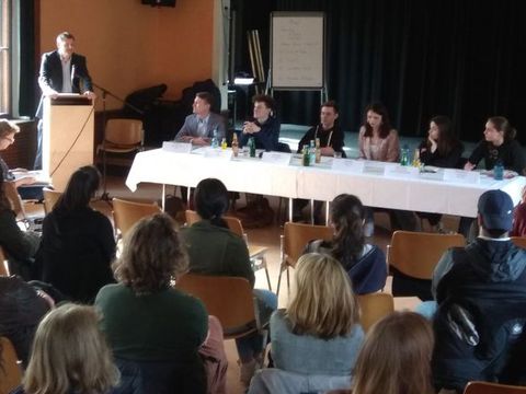 Bildvergrößerung: Bezirksstadtrat Tobias Dollase begrüßt die Diskussionsrunde im Fuchsbau.