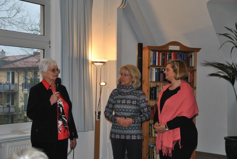 Frau Wehlan und Frau Schöttler bedanken sich beim Kulturverein Blankenfelde e.V.