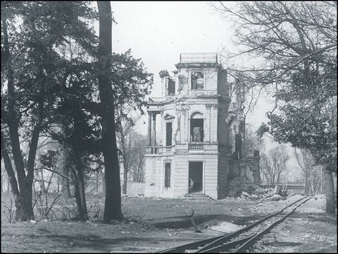 Schlossgarten Charlottenburg, Ruine des Belvederes mit Trümmereisenbahn, um 1950