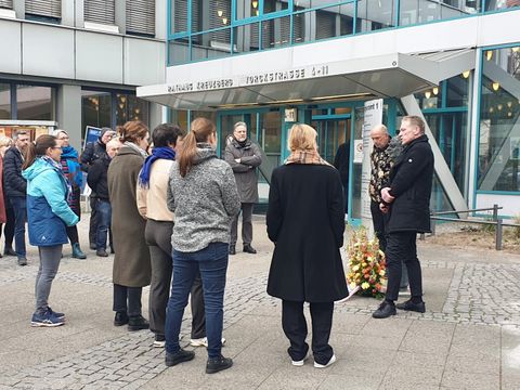 Menschen beim Gedenken vor dem Dienstgebäude am Rathaus Kreuzberg