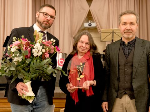 Bildvergrößerung: BVV-Vorsteher Dr. Oliver Jütting, Preisträgerin Tina Pfaff und Bezirksbürgermeister Sören Benn