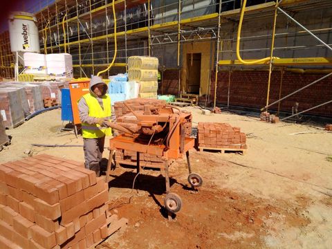 Bauarbeiter auf der Baustelle der Clay-Schule in Neukölln