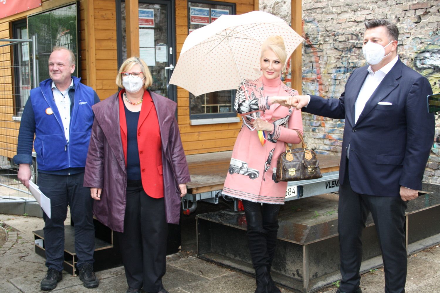 Senator Andreas Geisel trifft sich beim Besuch im Regenbogenkiez u.a. mit Bezirksbürgermeisterin Angelika Schöttler und Désirée Nick