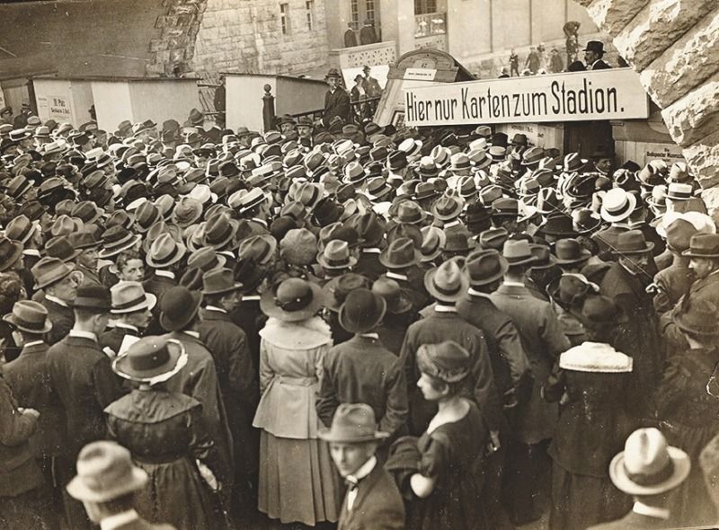 Zuschauerandrang am Eingang des Deutschen Stadions, 3. mai 1931