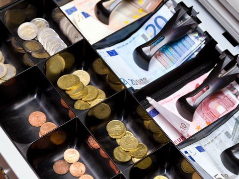 Offene Kasse mit Euroscheinen und Euromünzen