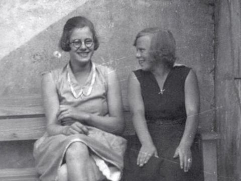 Bildvergrößerung: Anna Lehnkering (1915–1940) mit einer Freundin (auf dem Foto links), um 1932