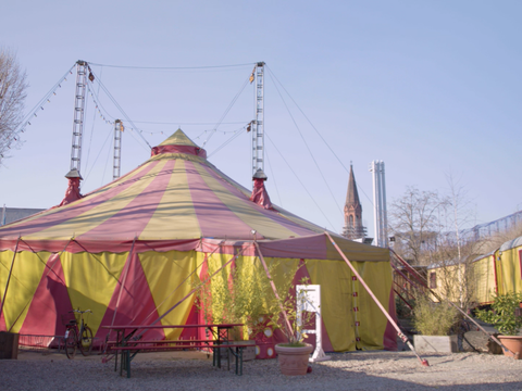 Ein aufgebautes Zirkuszelt