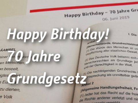 Auszug aus dem Grundgesetz mit dem Wunsch "Happy Birthday! 70 Jahre Grundgesetz"