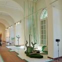 Bildvergrößerung: Blick in die Galerie it einer Installation aus Kacheln, Abflussrohren und Gartenschläuchen