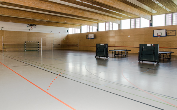 Sporthalle mit Tischtennisplatten
