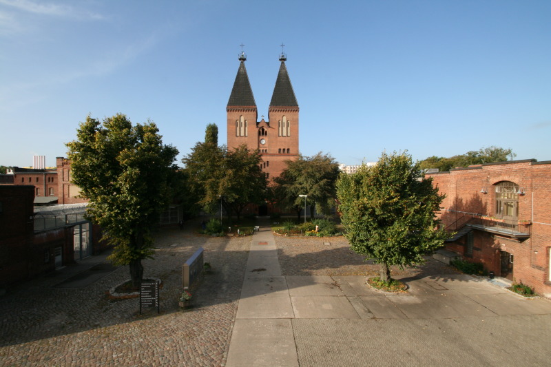 Pfortenhof mit den Türmen der Anstaltskirche