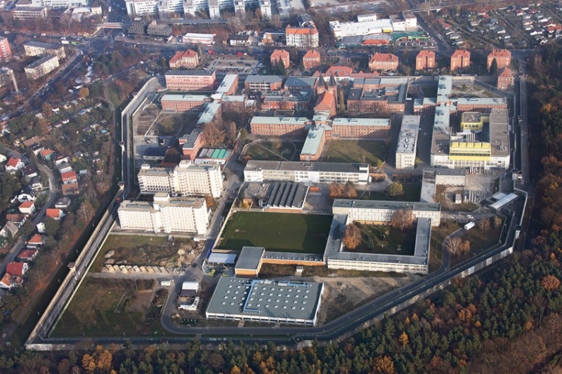Luftbild JVA Tegel 2011 mit Montagehalle im Vordergrund