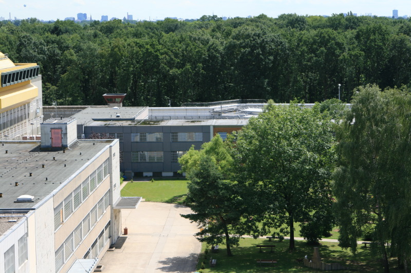 Panoramablick auf die Werkgebäude und Schule