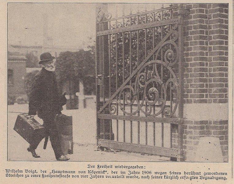 Zeitungsbericht mit dem Foto des entlassenen "Hauptmanns von Köpenick"