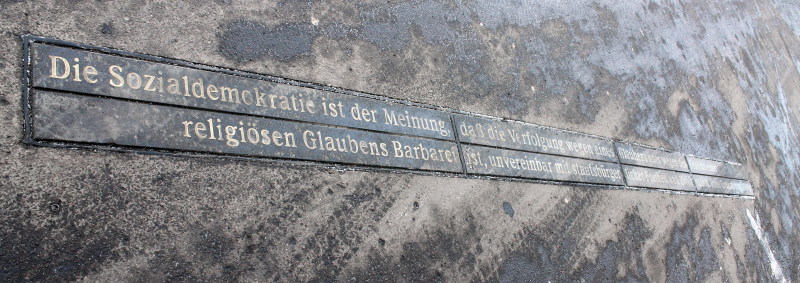 Gedenkzitat auf Bodenplatten auf Rosa-Luxemburg-Platz