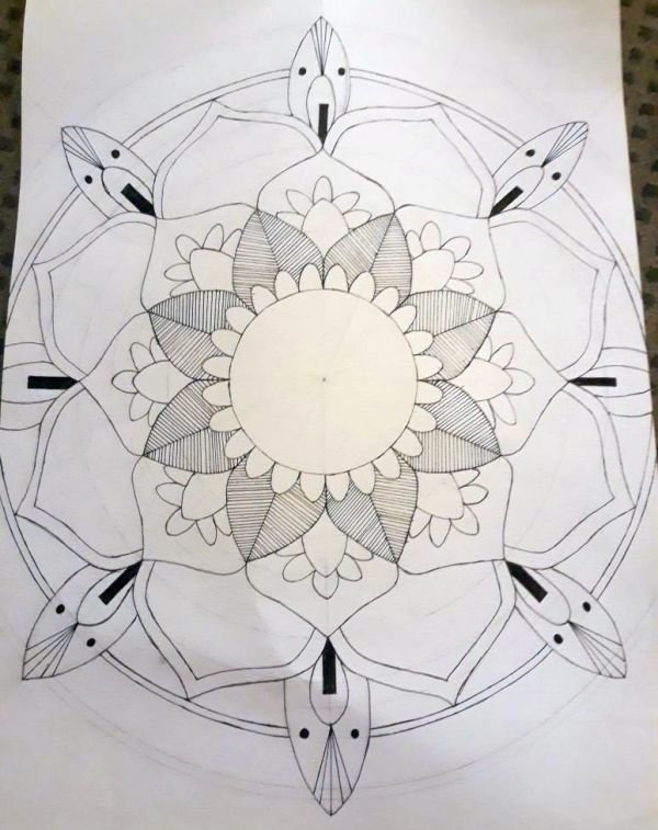 Zeichnung: schwarz-weiße, symmetrisch angeordnete Muster