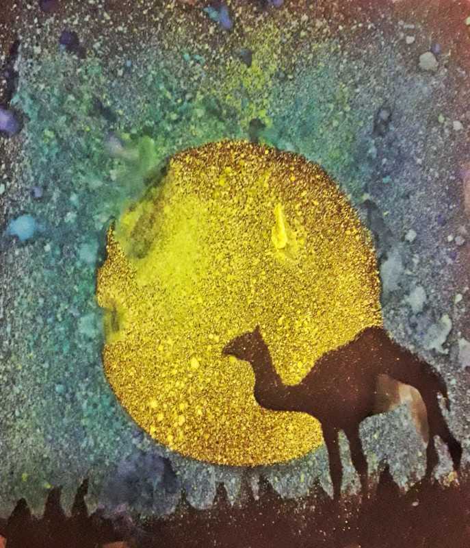 Vor einem grünlich-bläulich gesprenkelten Hintergrund strahlt ein goldener Kreis, der wie ein Mond anmutet und die nächtliche Wüstenlandschaft überstrahlt. Ein Kamel durchschreitet diese zaubrisch anmutende Landschaft.