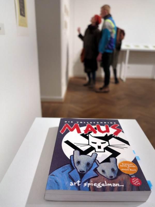 Blick in die Ausstellung, im Vordergrund Art Spiegelmans Comic "MAUS"
